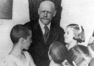 Януш Корчак с детьми