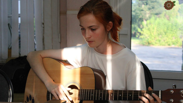 Дарья Кулакова играет на гитаре
